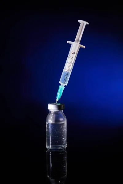 Jeringa Médica Insertada Frasco Vidrio Vacuna Para Tratamiento Del Coronavirus — Foto de Stock