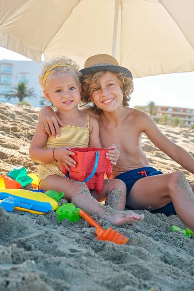 Niño Feliz Con Sombrero Abrazando Niña Traje Baño Amarillo Mirando — Foto de Stock