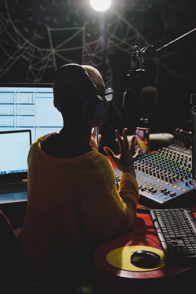 Задний Вид Анонимной Этнической Женщины Радиоведущей Наушниках Записывающей Подкаст Сидя — стоковое фото