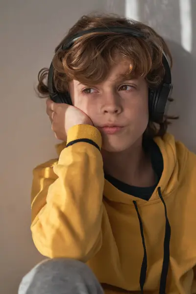 Przemyślane Dziecko Słuchawkach Żółty Sweter Słuchające Piosenki Podczas Relaksu Samotnie — Zdjęcie stockowe