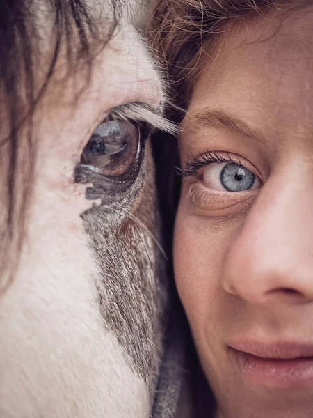 Meia Face Feminina Com Olhos Azuis Parte Superior Cabeça Cavalo — Fotografia de Stock
