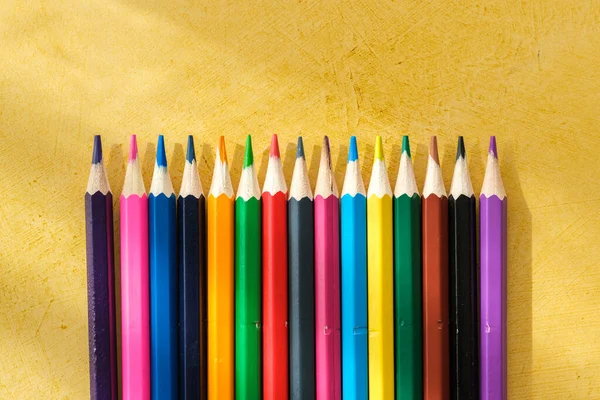 Kolorowe Ołówki Dcoloured Ołówki Rysowania Żółtym Tle Rawing Żółtym Tle — Zdjęcie stockowe