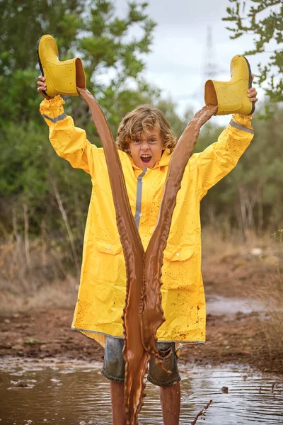 Niño Feliz Impermeable Amarillo Gritando Mientras Juega Con Botas Goma —  Fotos de Stock