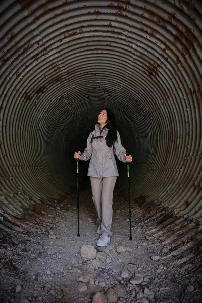 Corpo Inteiro Fêmea Hispânica Com Postes Trekking Olhando Para Cima — Fotografia de Stock