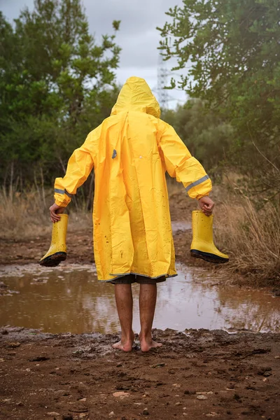 Back View Unrecognizable Child Yellow Raincoat Standing Messy Ground Puddle — Stock Photo, Image