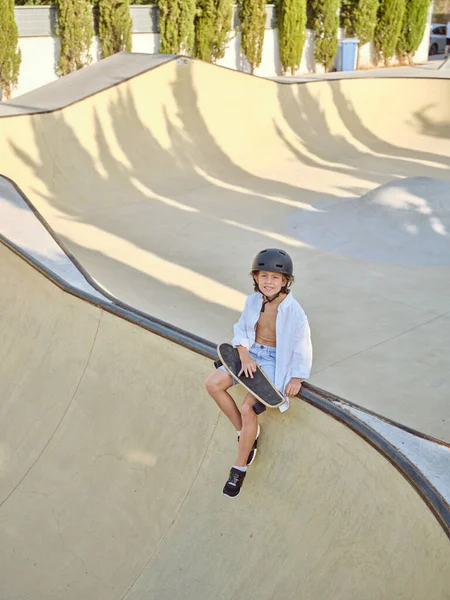 Високий Кут Повного Тіла Дитини Довгим Бортом Пандусі Скейт Парку — стокове фото