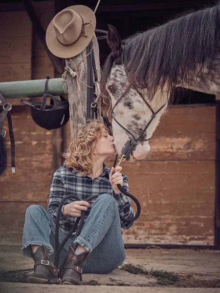 Corpo Cheio Mulher Macia Beijando Nariz Cavalo Branco Bonito Com — Fotografia de Stock