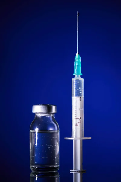 Medical Vial Syringe Filled Coronavirus Vaccine Prepared Injection Blue Background — Stock Photo, Image