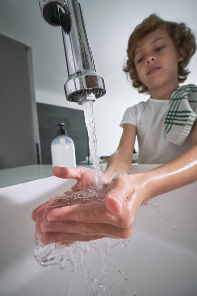 Rapaz Bonito Lavar Mãos Sob Fluxo Água Limpa Torneira Durante — Fotografia de Stock