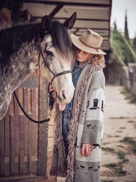 Mulher Chapéu Perto Cavalo Bonito Com Casaco Manchado Freio Estábulo — Fotografia de Stock