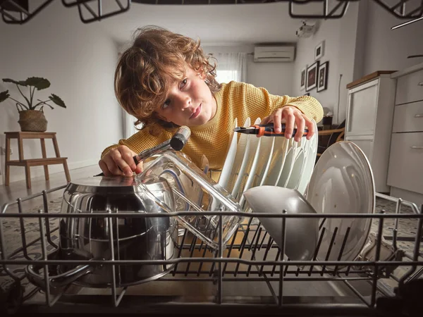 Elinde Özel Aletler Olan Odaklanmış Bir Çocuk Evde Açık Mutfakta — Stok fotoğraf