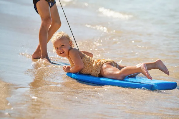 Celé Tělo Usměvavé Bosé Dívky Žlutých Plavkách Hraje Modré Surfovací — Stock fotografie