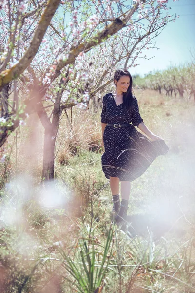 Corpo Cheio Conteúdo Mulher Hispânica Vestido Preto Perto Amendoeiras Com — Fotografia de Stock