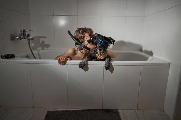 Netter Junge Tauchermaske Küsst Hund Während Der Badewanne Sitzt Während — Stockfoto