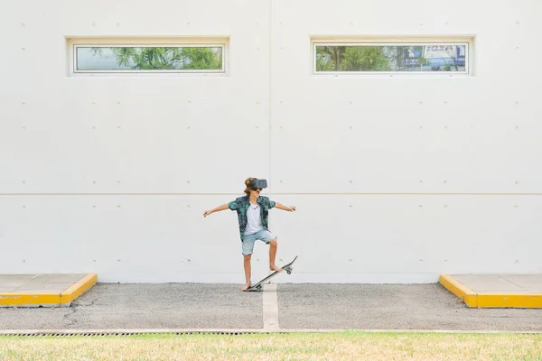 Zijaanzicht Van Anoniem Kind Headset Rijden Skateboard Alleen Betonnen Stoep — Stockfoto