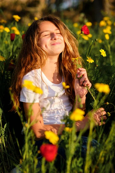 Chica Optimista Sonriendo Oliendo Flor Fresca Con Los Ojos Cerrados —  Fotos de Stock