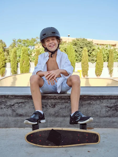 Полное Тело Счастливого Ребенка Шлеме Длинной Доской Сидя Рампе Скейт — стоковое фото
