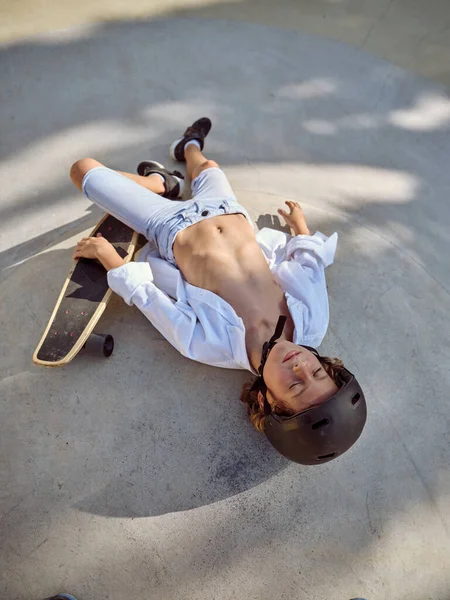 Young Boy Wearing Casual Clothes Helmet Resting Asphalt Daytime Skateboard — Stock Photo, Image