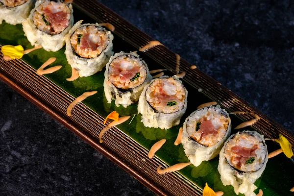 Shora Různých Sushi Rohlíků Rybami Rýží Barevnou Smetanou Podávané Dřevěném — Stock fotografie