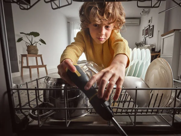 Özel Tornavidayla Sevimli Bir Çocuk Modern Bulaşık Makinesini Evde Açık — Stok fotoğraf