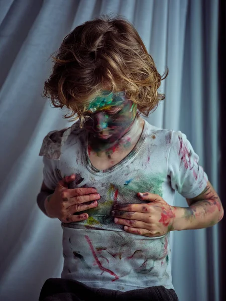 Niechlujny Chłopiec Kręconymi Włosami Pomalowaną Twarzą Wycierający Brudne Ręce Brudnej — Zdjęcie stockowe