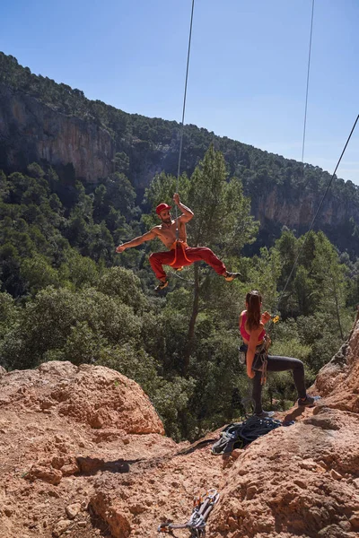 Ganzer Körper Von Aktiven Alpinisten Die Seilen Hängen Während Sie — Stockfoto
