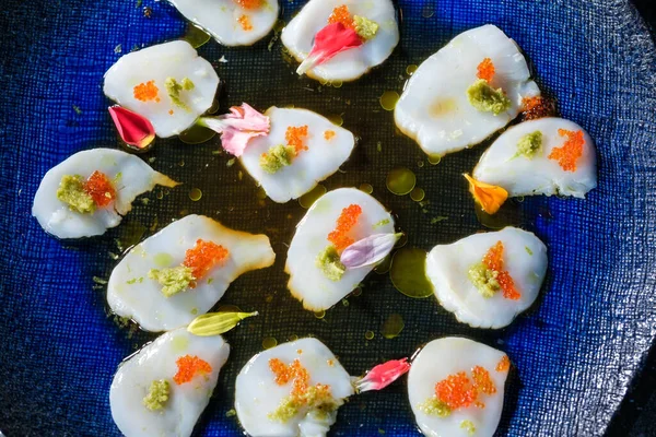 Draufsicht Auf Köstliche Weiße Jakobsmuscheln Mit Rotem Kaviar Serviert Auf — Stockfoto