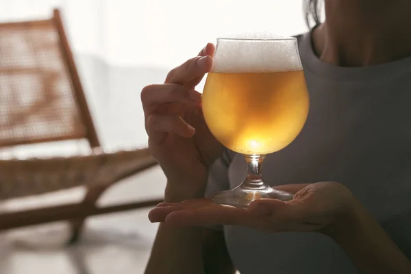 Vidrio Femenino Sin Rostro Cerveza Espumante Fría Mano Durante Entrenamiento —  Fotos de Stock