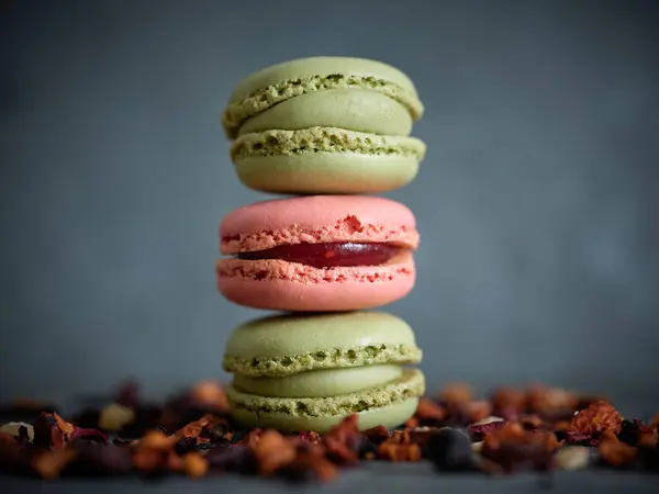 Appetizing Pistachio Strawberry Macaroons Sweet Feeling Placed Top Each Other — Stock Photo, Image