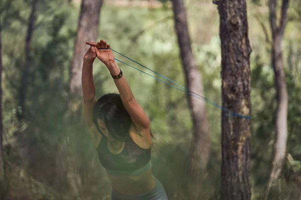 Sağlıklı Bir Kadın Ormanda Aktif Egzersiz Yaparken Ağaç Gövdesine Bağlanmış — Stok fotoğraf