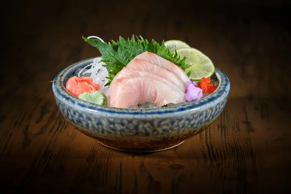 Sashimi Saboroso Com Carne Peixe Folha Verde Servido Tigela Com — Fotografia de Stock