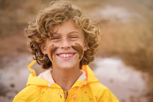 Delicioso Niño Rubio Rizado Mirando Cámara Con Sonrisa Dentada Mientras — Foto de Stock