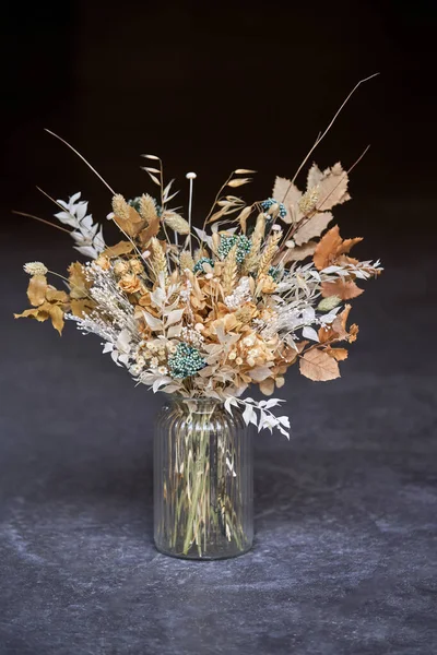 Bunch Dried Flowers Long Twigs Withered Leaves Placed Glass Jar — Stock Photo, Image