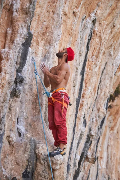 Ganzkörper Seitenansicht Eines Starken Hemdlosen Männlichen Bergsteigers Mit Sicherheitsgurt Der — Stockfoto