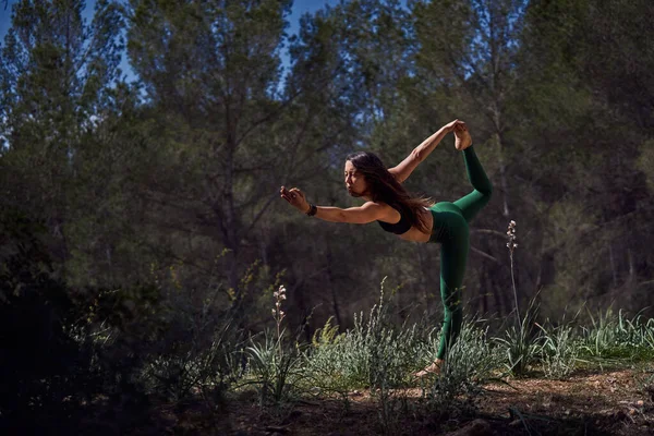 Dandayamana Dhanurasana Duruşunu Uygulayan Spanyol Kadın Yoga Sırasında Tek Ayak — Stok fotoğraf
