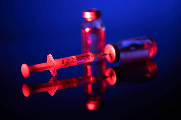 Jeringa Médica Ampollas Vidrio Rellenadas Con Vacuna Covid Colocadas Superficie — Foto de Stock