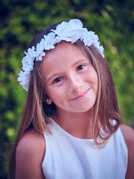 Okouzlující Mladá Dívka Bílých Šatech Květinový Věnec Při Pohledu Kameru — Stock fotografie