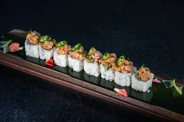 Hoge Hoek Van Heerlijke Japanse Uramaki Sushi Broodjes Met Pittige — Stockfoto