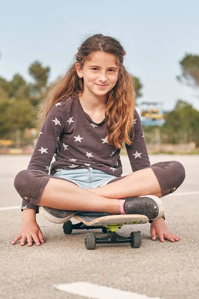 Glada Tonåring Flicka Sitter Skateboard Asfalterad Väg Och Tittar Kameran — Stockfoto