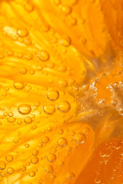 Nahaufnahme Vollrahmenhintergrund Aus Frischer Orangenscheibe Mit Fruchtfleisch Transparentem Alkoholischen Gin — Stockfoto