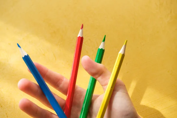 Mano Niñola Mano Niño Recogiendo Lápices Colores Sobre Fondo Amarillo —  Fotos de Stock