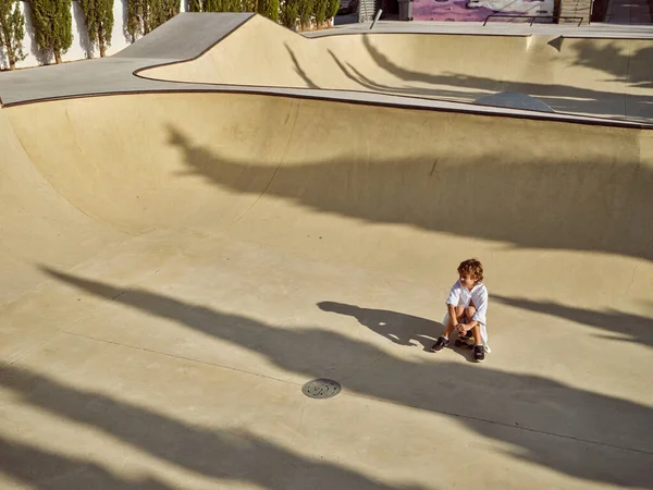 Güneşli Bir Günde Kaykay Parkında Uzun Tahtalı Küçük Bir Çocuktan — Stok fotoğraf
