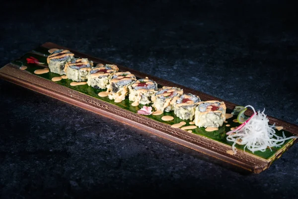 Shora Chutné Japonské Uramaki Sushi Rolky Servírované Tácu Sezamovou Omáčkou — Stock fotografie