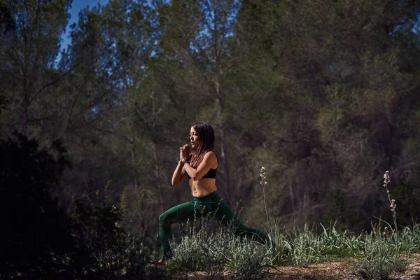 在农村地区 和平的西班牙裔女性一边练习新月的隆起 一边手挽手 闭着眼睛呼吸 — 图库照片