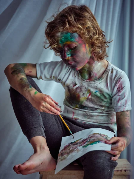 Retrato Criança Focada Com Rosto Pintado Pescoço Braços Vestindo Shirt — Fotografia de Stock