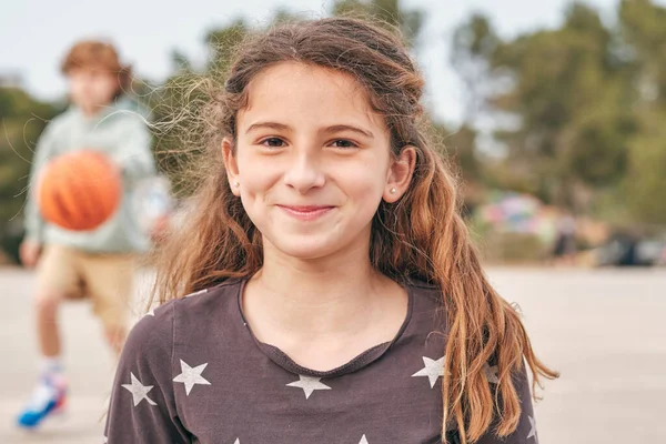 Pozitivní Okouzlující Dospívající Dívka Dlouhými Vlasy Při Pohledu Kameru Ulici — Stock fotografie