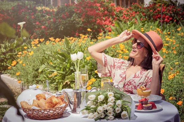 快乐女人在花园里晒日光浴和享用早餐的照片 — 图库照片