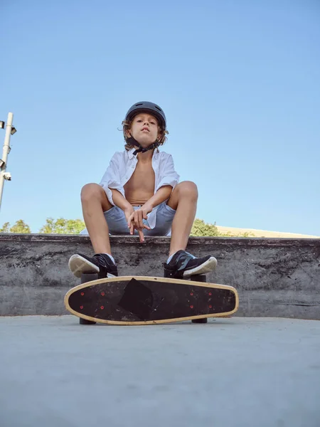 Desde Abajo Cuerpo Completo Niño Con Longboard Descansando Skate Park —  Fotos de Stock