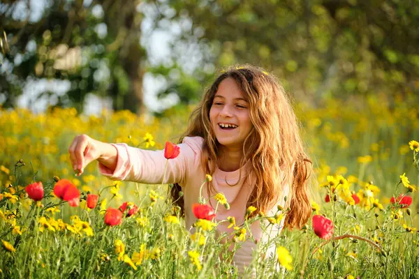 Chica Encantada Con Pelo Largo Sonriendo Jugando Con Flores Mientras —  Fotos de Stock