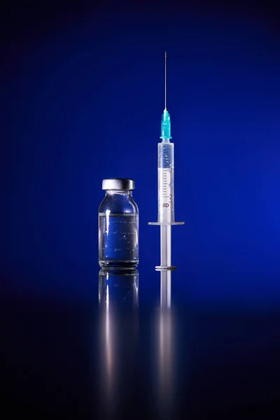 Frasco Pequeño Vacuna Contra Coronavirus Con Jeringa Médica Colocada Sobre — Foto de Stock